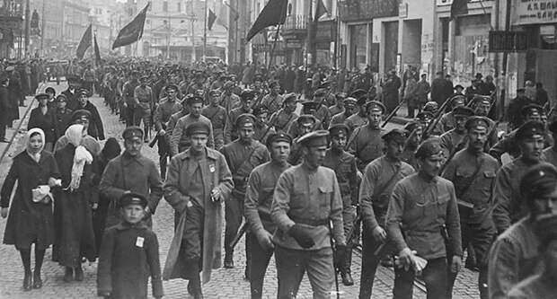 Красноармейцы направляются на фронт. Никаких знаков различия, кроме красных звезд на фуражках, нет