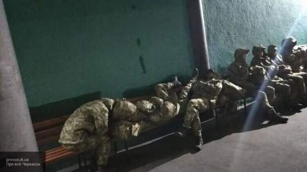 Новобранцы ВСУ провели ночь на автовокзале в городе Черкассы