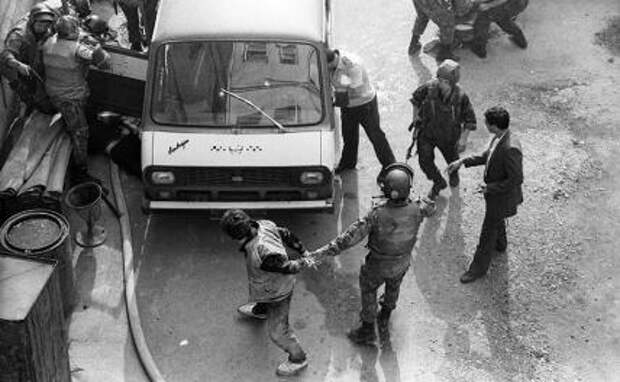 На фото: во время захвата бандитов. Операция по освобождению заложников из местного изолятора временного содержания, 1990