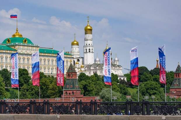 Москвичи благодарят волонтёров за возможность узнать больше о записи на контрактную службу. Фото: Е. Самарин mos.ru. Пресс-служба мэра и Правительства Москвы