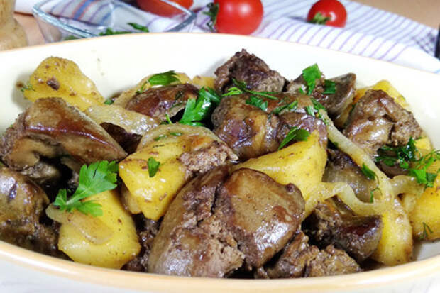 Куриная печень с яблоками и луком