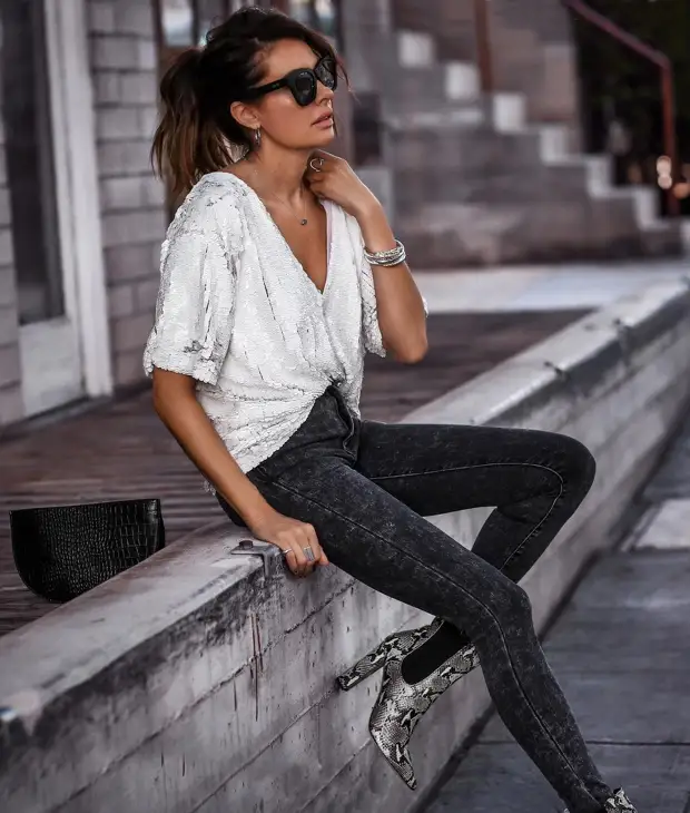 13 модных примеров как носить джинсы с блузками без рукавов
