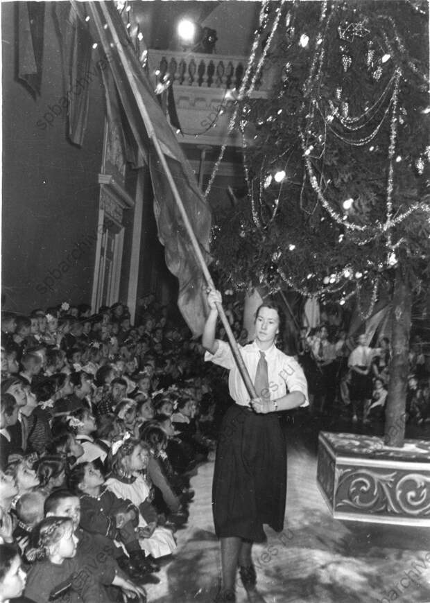 1950-е. Вынос красного знамени на празднике новогодней елки во Дворце пионеров им. А.А. Жданова 1950-е. Вынос красного знамени на празднике новогодней елки во Дворце пионеров им. А.А. Жданова