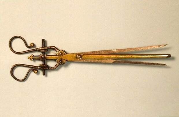 Съемник стрел - около 1540 года. Острие вставлялось в рану от стрелы, рана раздвигалась и стрела вытаскивалась