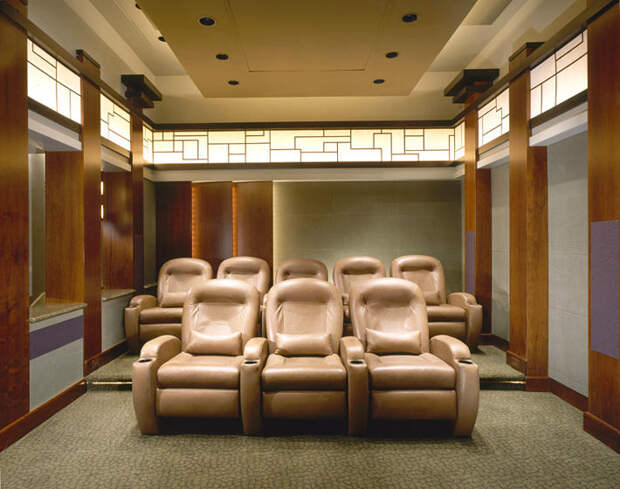 Домашний кинотеатр в цветах: светло-серый, коричневый, бежевый. Домашний кинотеатр в стиле неоклассика.