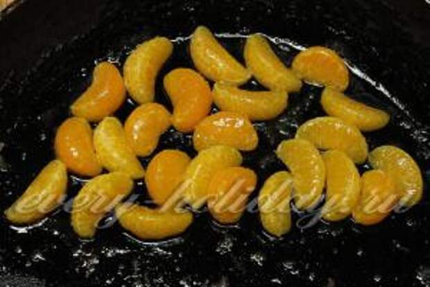 обжаривать мандарины с каждой стороны