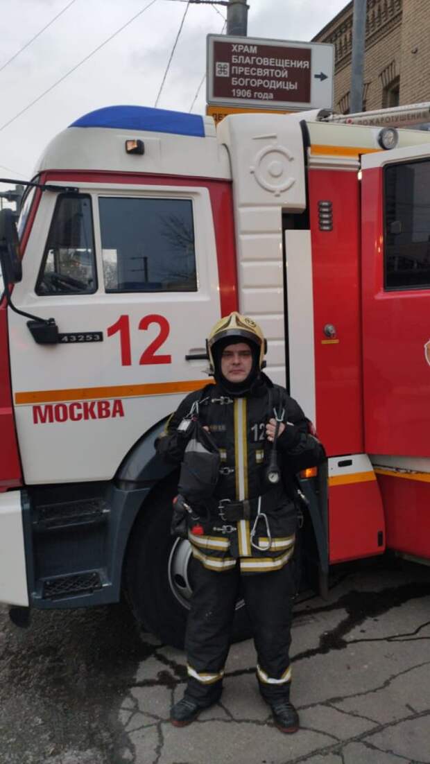 Спасатели ВАО спасли трех человек при пожаре на востоке Москвы. Фото: Пресс-служба МЧС по ВАО