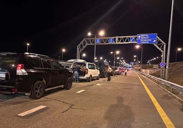 Более 1,1 тыс. машин стоят в очереди перед Крымским мостом со стороны Тамани