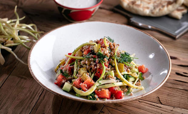 Салат с гречкой и черемшой и еще 3 рецепта с главным "суперпродуктом" месяца