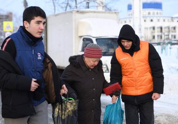 Добровольцы оказывали помощь пожилым и маломобильным гражданам на ярмарке выходного дня в Майкопе