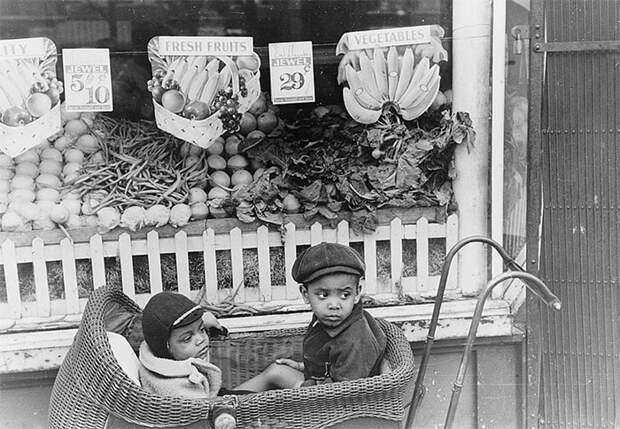 Дети перед магазином, который предлагает покупателям овощи и фрукты. Чикаго, Иллинойс, 1941 год.