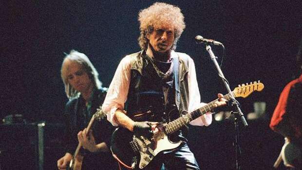 В 1988 году музыкант объявил, что начинает «бесконечное турне» (the never-ending tour). Он планировал играть по 200 концертов в год, и не перестает выступать, хоть и в меньших масштабах, и сейчас