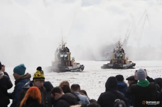 Парад «Метеоров» и вальс буксиров в Петербурге. Посмотрите, как это было
