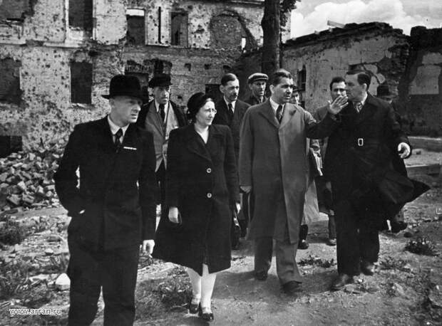Фотография_посещения_Вавиловым_С_И_разрушенной_после_Великой_отечественной.jpg