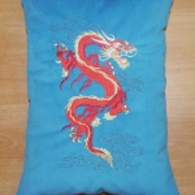 Декоративная подушка с вышивкий «Дракон»