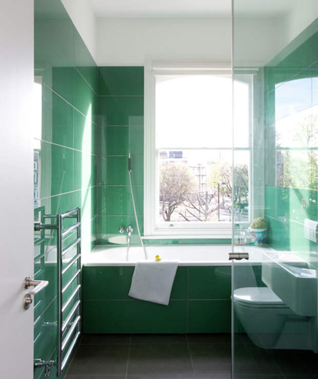 Green bath. Темно зеленая ванная комната. Ванная комната в зеленом цвете. Ванная в изумрудном цвете. Ванная комната в изумрудном цвете.