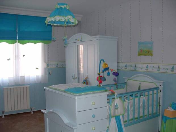 Кроватка, шкаф для вещей, стул - минимальный набор мебели для детской комнаты младенца