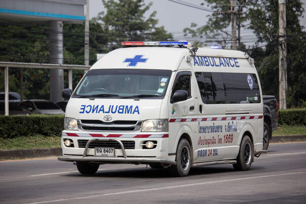 Женщина из ревности порезала другу шею на глазах у отдыхающих на пляже в Таиланде