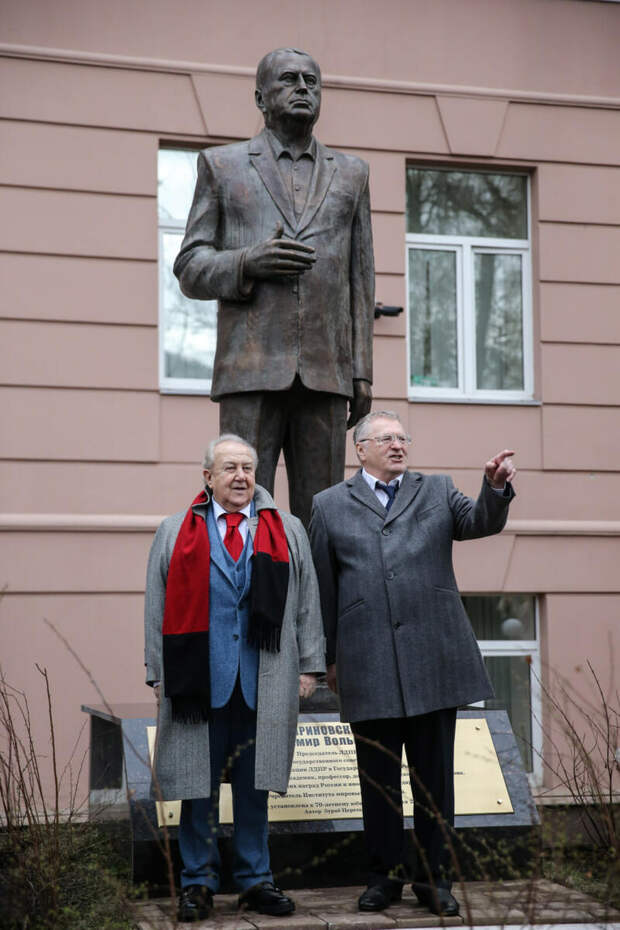 Открытие трехметровой скульптуры Владимира Жириновского в Москве / Фото: Сергей Савостьянов/ТАСС