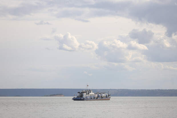 Загадочное судно прошло через заблокированный Ормузский пролив