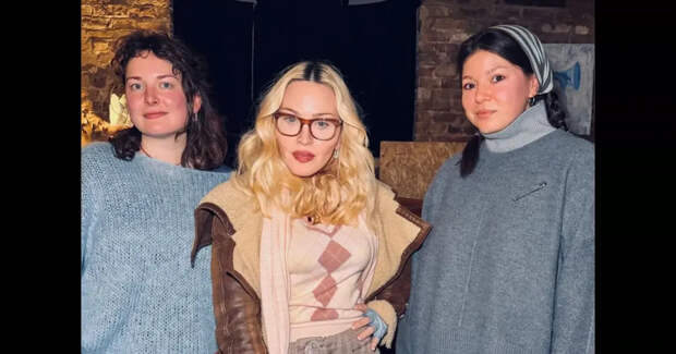 Мадонна опубликовала фото с российскими художницами Олей Автрейх и Елизаветой Залиевой