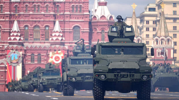 NYT: Трамп назвал Россию непобедимой после парада Победы в Москве