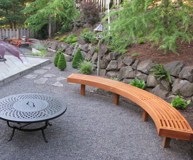 Простенькая полукруглая скамейка, которую можно построить из деревянных досок.