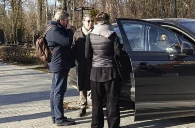 Фёдор Лукьянов и Михаил Ширвиндт на кладбище. 