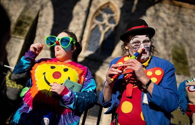 Клоуны на ежегодной поминальной службе Гримальди в Лондоне