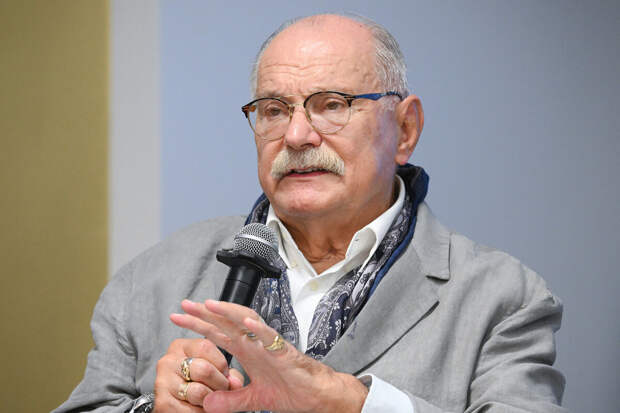 Медведев: недруги Михалкова "громко воют на Гримпенской трясине"