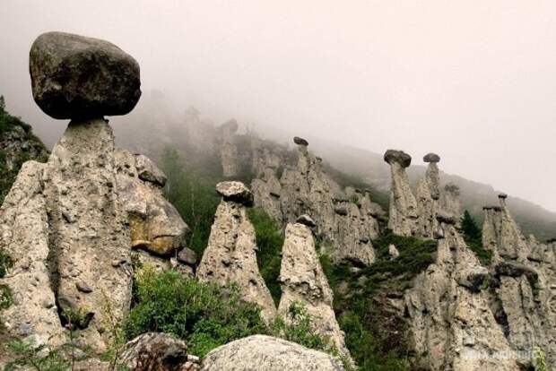 Каменные грибы урочища Джилы-Су, Кабардино-Балкария, Россия