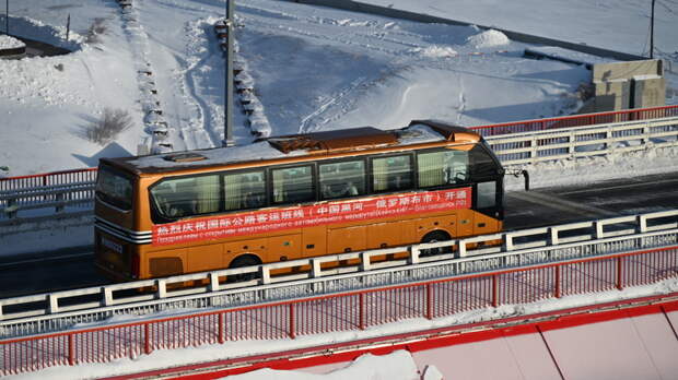 «Известия»: застрявшие в очереди автобусы с россиянами пересекли границу Китая