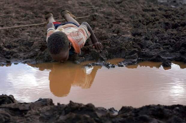20 шокирующих кадров, демонстрирующих жизнь в условиях дефицита питьевой воды...