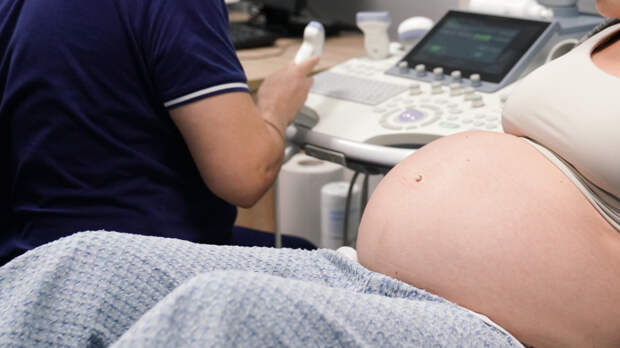 Коварная подмена: гинеколог тайно стал отцом тройняшек пациентки