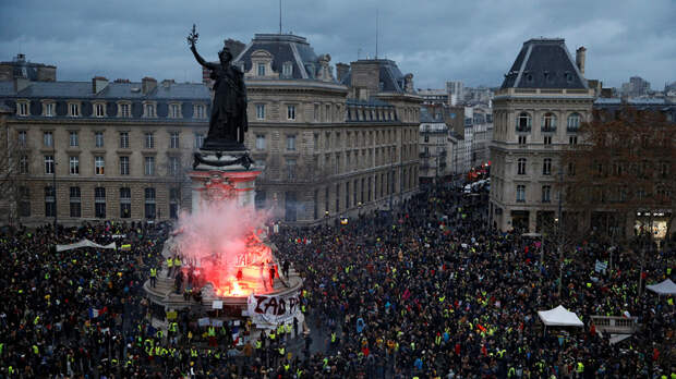 Le Figaro: «кампания устрашения провалилась» — Ле Пен и Меланшон поздравили «жёлтых жилетов» с успехом субботней акции