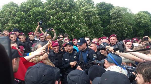 В Киеве «малиновые береты» отбивают «Бессмертный полк» от «активистов», недовольных Знаменем Победы