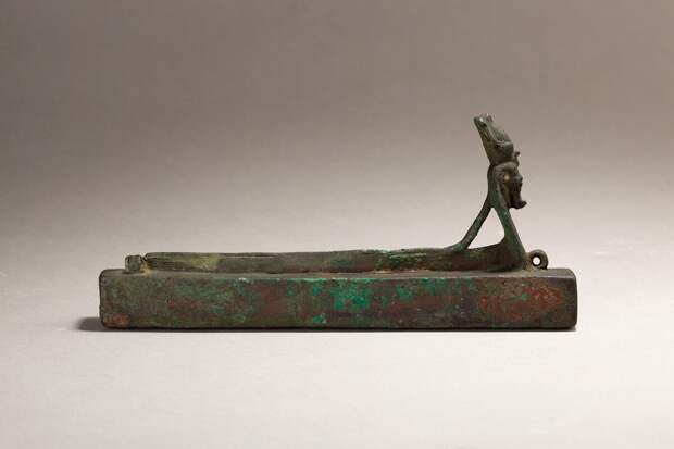 Саркофаг, в котором хранилась мумия угря, VII–I века до н.э. Медный сплав / Метрополитен-музей, Нью-Йорк