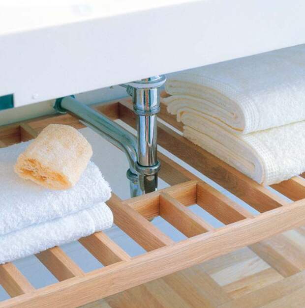 Полотенце раковина. Полотенцедержатели для ванной комнаты. Полка для полотенец под раковину. Полка в ванну для полотенец. Полки для хранения полотенец в ванной.