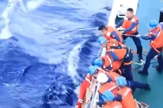 В Китае спасли филиппинских моряков с перевернувшегося судна