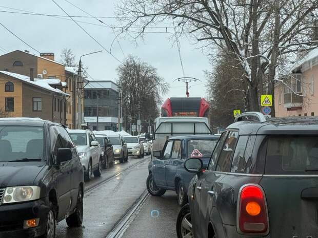 В Туле на улице Оружейной остановились трамваи, образовалась пробка