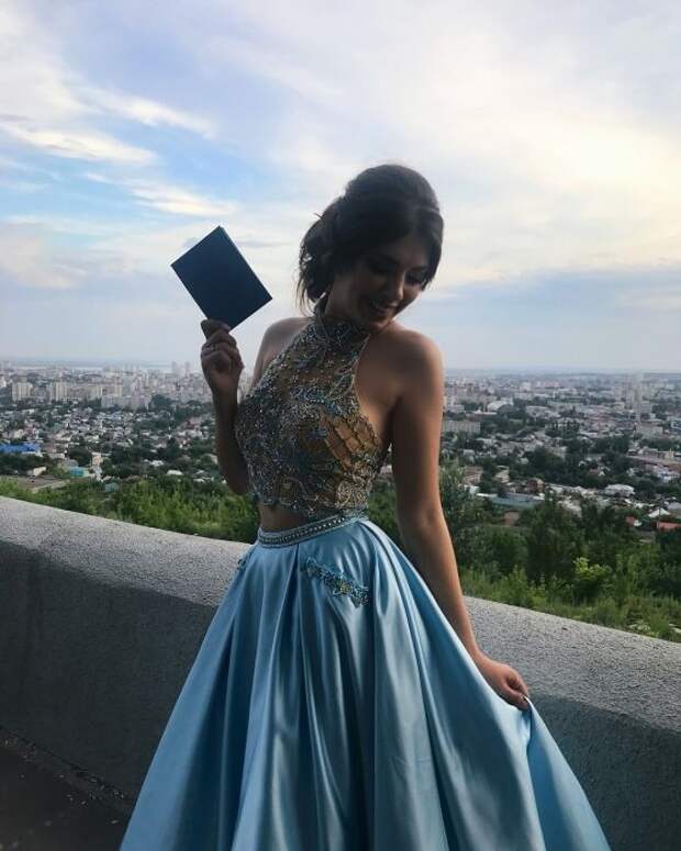 Выпускницы 2018 года делятся своими снимками в социальных сетях Выпускницы 2018 года делятся своими снимками в социальных сетях