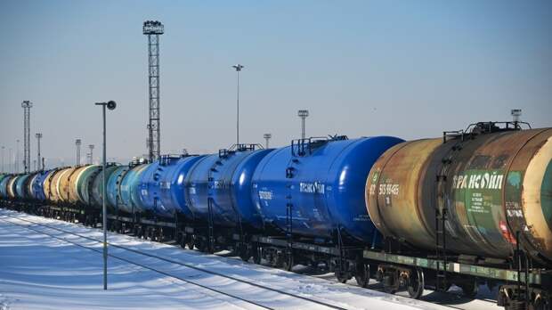 На Сахалине локомотив и 30 вагонов грузового поезда сошли с рельсов