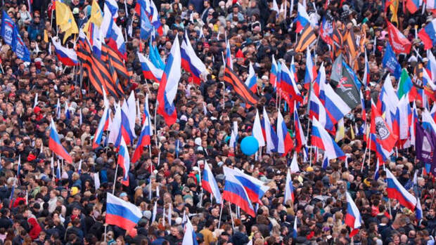 На Манежной площади в столице собралось больше 50 тысяч человек в поддержку референдумов