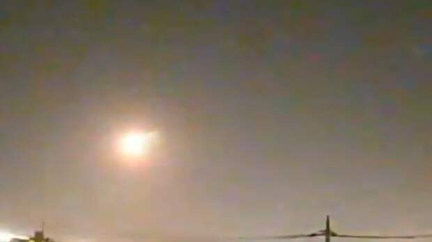 Падение светящегося шара над Японией сняли на видео