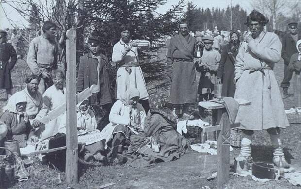 Поминки на кладбище в Радоницу. Неизвестный автор, 1909 год, Вятская губ., Кунсткамера. 