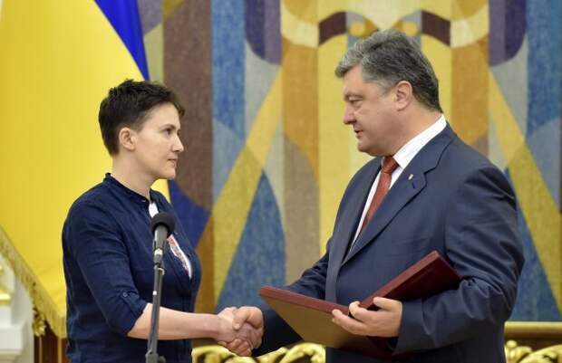 Президент вручил Надежде Савченко «Золотую Звезду» Героя Украины