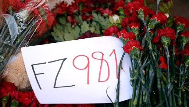 Цветы в память о погибших в авиакатастрофе Boeing-737 в Ростове-на-Дону во время акции памяти у представительства Ростовской области в Москв Цветы в память о погибших в авиакатастрофе Boeing-737 в Ростове-на-Дону во время акции памяти у представительства Ростовской области в Москв