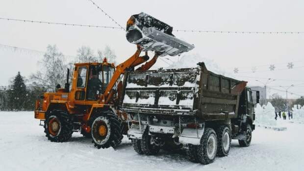 Уборка снега / Фото: Екатерина Смолихина, amic.ru 