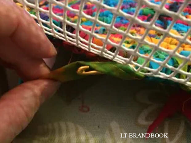 Здесь крючок 6 мм в работе по очень крупной канве.