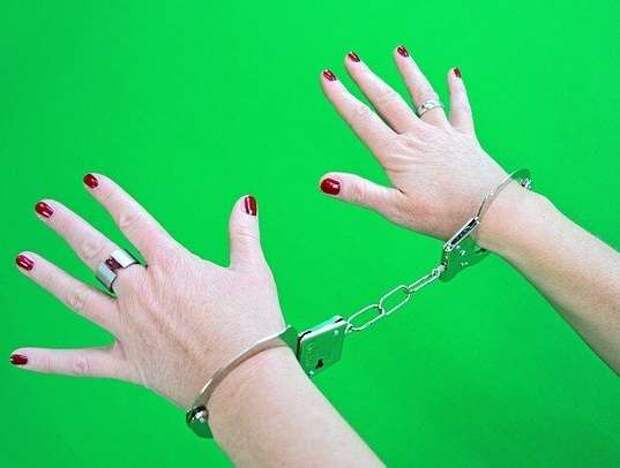 В тольяттинском суше-баре кассир метнула нож в пиццамейкера и попала в грудь